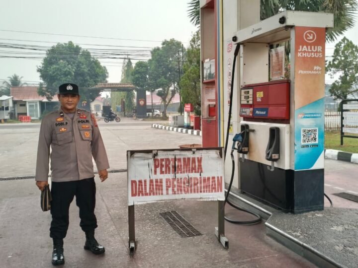 Pantau Antrean BBM, Polsek Pahandut Amankan SPBU Jalan Tjilik Riwut Km 6,5