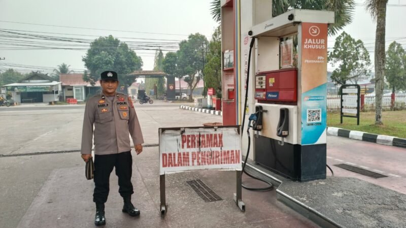 Pantau Antrean BBM, Polsek Pahandut Amankan SPBU Jalan Tjilik Riwut Km 6,5