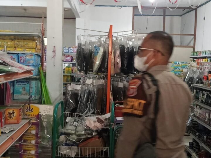 Dekatkan Diri dengan Warga, Polsek Bukit Batu Sambangi Toko Kebutuhan Pokok di Tangkiling