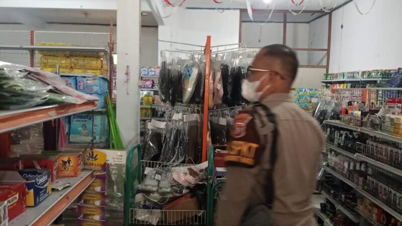 Dekatkan Diri dengan Warga, Polsek Bukit Batu Sambangi Toko Kebutuhan Pokok di Tangkiling