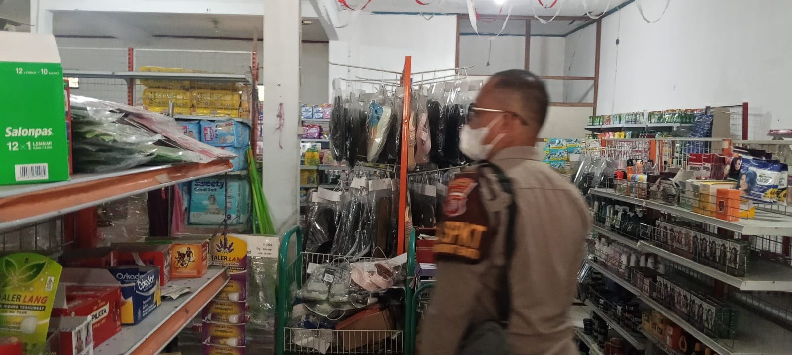 Dekatkan Diri dengan Warga, Polsek Bukit Batu Sambangi Toko Kebutuhan Pokok di Tangkiling