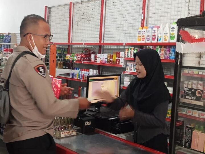 Pantau Kebutuhan Warga, Polsek Bukit Batu Cek Ketersediaan Bahan Pokok di Toko Nadine
