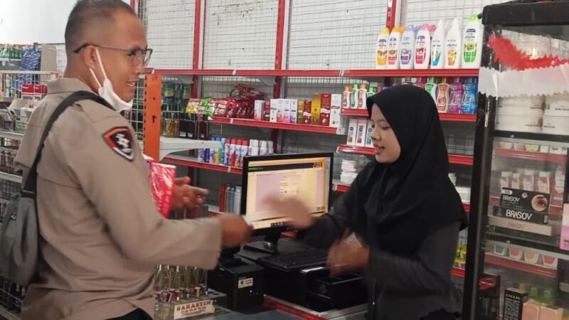 Pantau Kebutuhan Warga, Polsek Bukit Batu Cek Ketersediaan Bahan Pokok di Toko Nadine