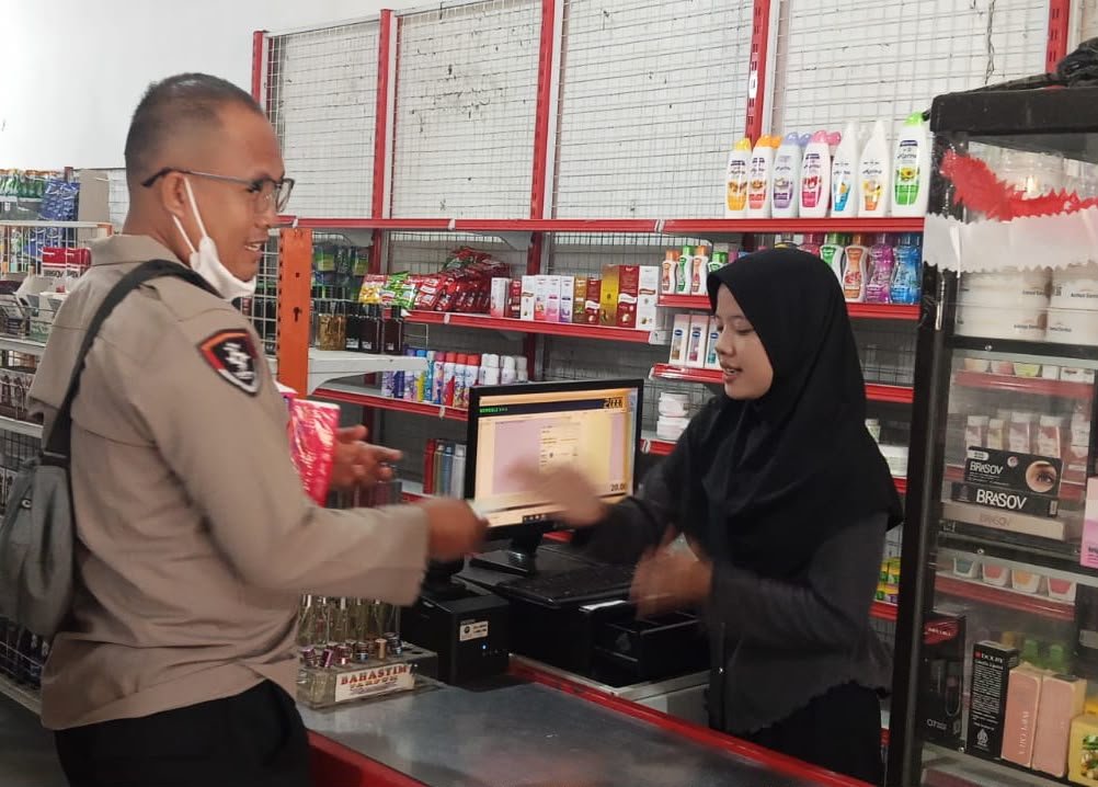 Pantau Kebutuhan Warga, Polsek Bukit Batu Cek Ketersediaan Bahan Pokok di Toko Nadine