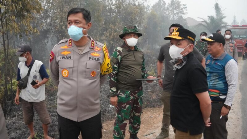 Pantau Karhutla di Bukit Rawi Bersama Gubernur dan Pangdam, Kapolda Kalteng Pastikan Ketersediaan Sumur Bor