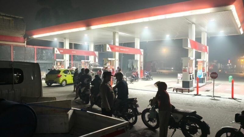 Pantau Antrean BBM, Polsek Pahandut Pastikan Pelayanan SPBU Tjilik Riwut Tertib