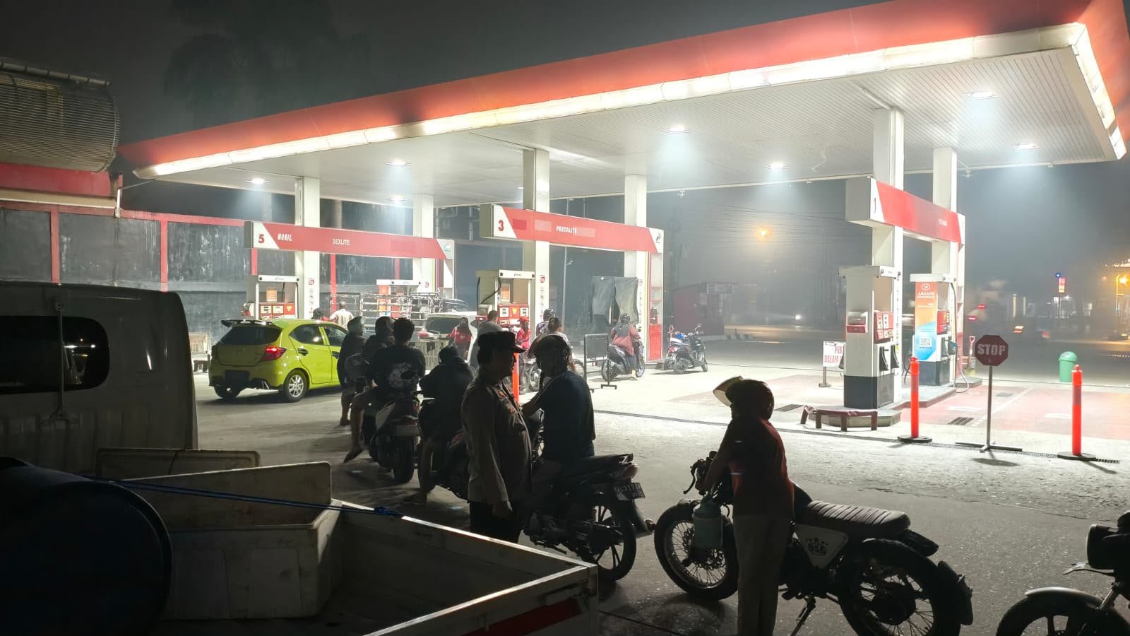 Pantau Antrean BBM, Polsek Pahandut Pastikan Pelayanan SPBU Tjilik Riwut Tertib