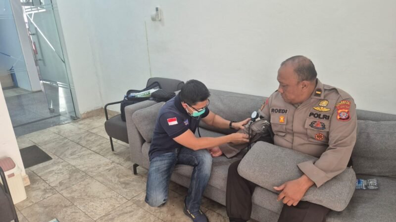 Dukung Pelaksanaan Tugas, Sidokkes Polresta Palangka Raya Cek Kondisi Personel Pam Aksi Damai