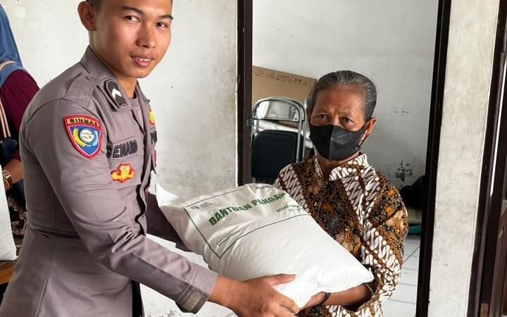 Di Kantor Kelurahan Habaring Hurung, Bhabinkamtibmas Polsek Bukit Batu Saksikan Pembagian Bansos