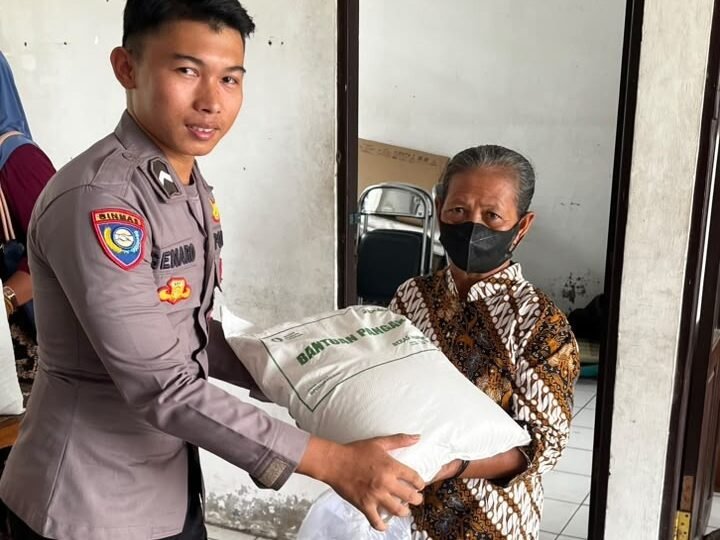Di Kantor Kelurahan Habaring Hurung, Bhabinkamtibmas Polsek Bukit Batu Saksikan Pembagian Bansos