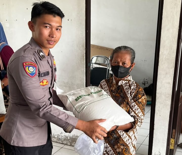 Di Kantor Kelurahan Habaring Hurung, Bhabinkamtibmas Polsek Bukit Batu Saksikan Pembagian Bansos
