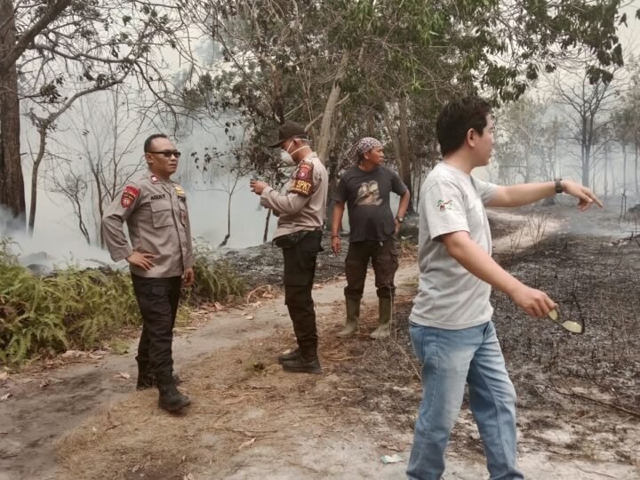 Dekat Permukiman Warga, Polsek Bukit Batu Bersama Tim Gabungan Padamkan Karhutla