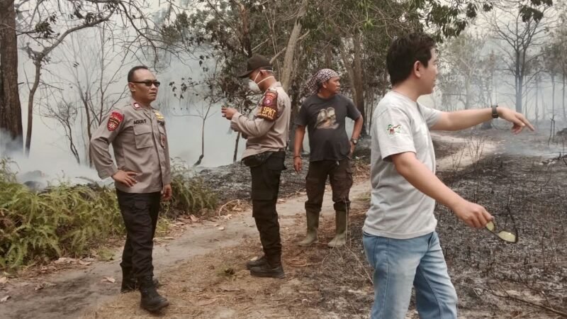 Dekat Permukiman Warga, Polsek Bukit Batu Bersama Tim Gabungan Padamkan Karhutla