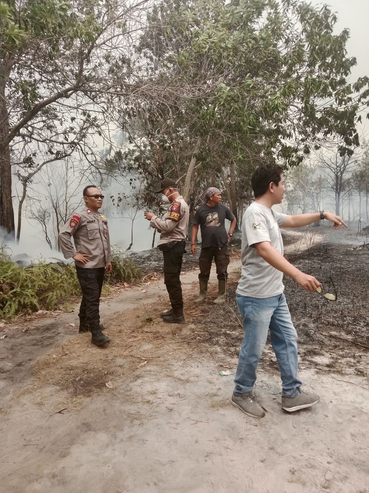 Dekat Permukiman Warga, Polsek Bukit Batu Bersama Tim Gabungan Padamkan Karhutla
