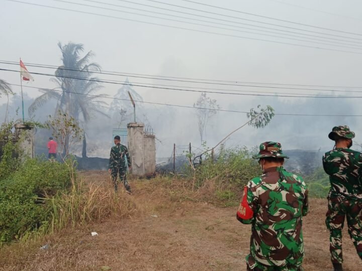 Kebakaran Lahan Dekati Pondok Kosong, Polsek Bukit Batu Bersama Tim Lakukan Pemadaman