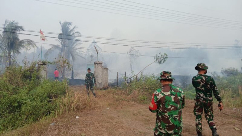 Kebakaran Lahan Dekati Pondok Kosong, Polsek Bukit Batu Bersama Tim Lakukan Pemadaman