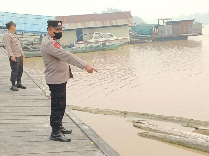 Di Musim Kemarau, Patroli Polsek Bukit Batu Tinjau Debit Air Sungai Rungan