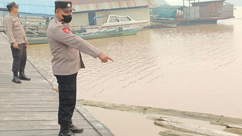 Di Musim Kemarau, Patroli Polsek Bukit Batu Tinjau Debit Air Sungai Rungan