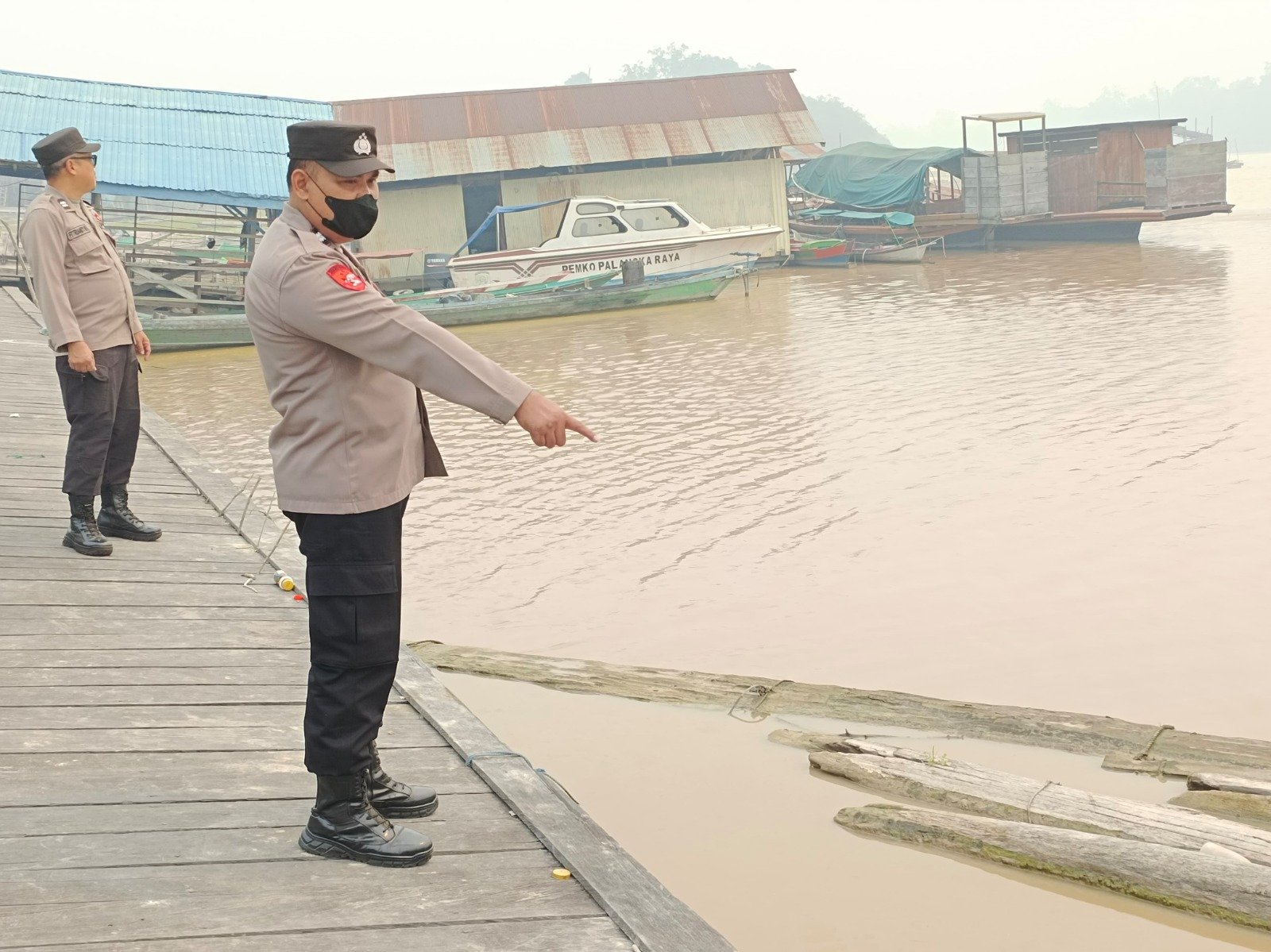 Di Musim Kemarau, Patroli Polsek Bukit Batu Tinjau Debit Air Sungai Rungan