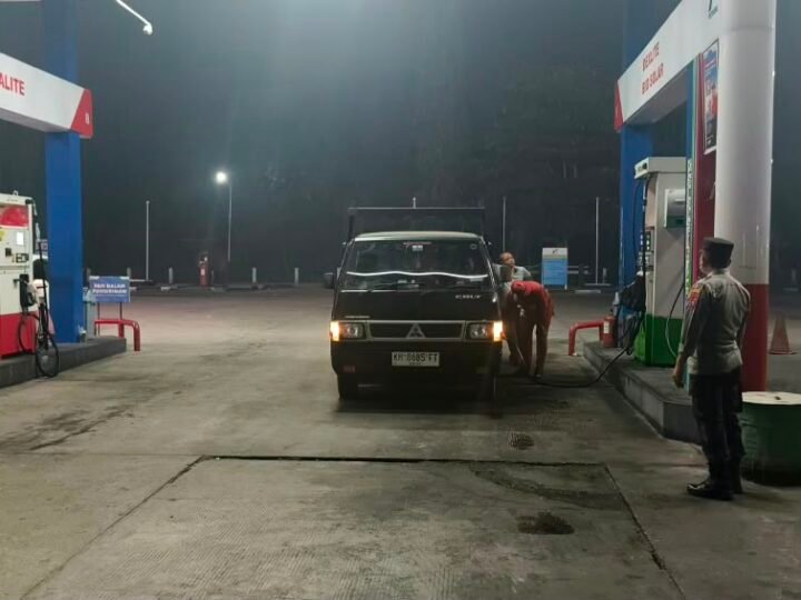 Stok BBM Tersedia, Polsek Pahandut Pantau Antrean di SPBU S. Parman