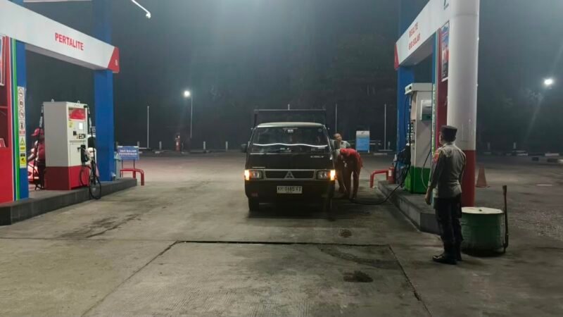 Stok BBM Tersedia, Polsek Pahandut Pantau Antrean di SPBU S. Parman