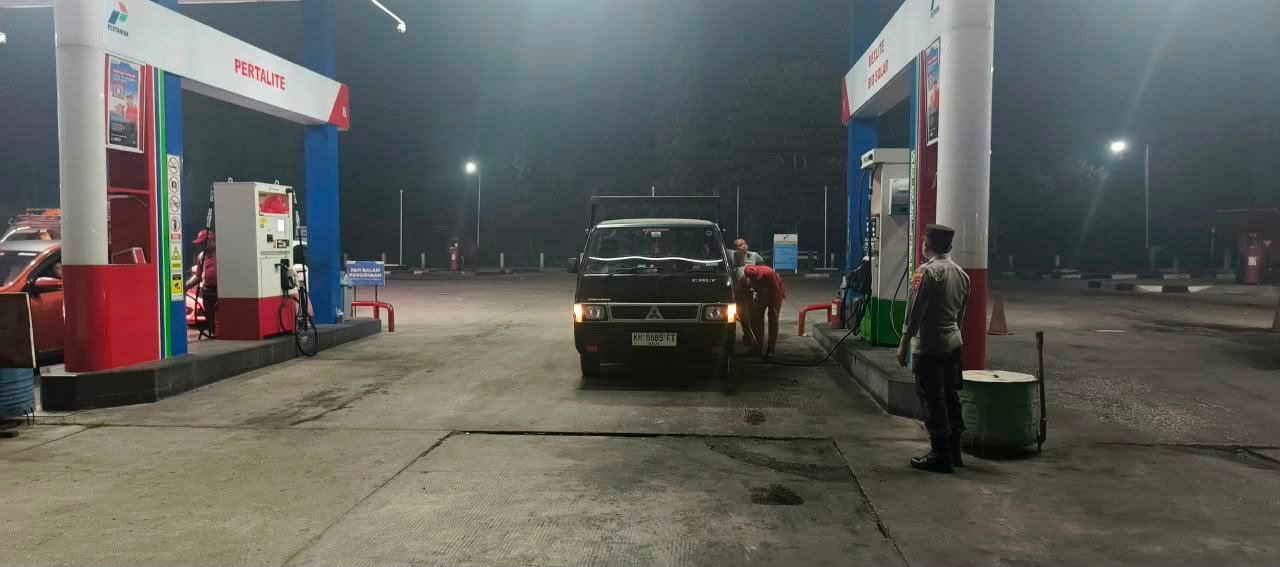 Stok BBM Tersedia, Polsek Pahandut Pantau Antrean di SPBU S. Parman