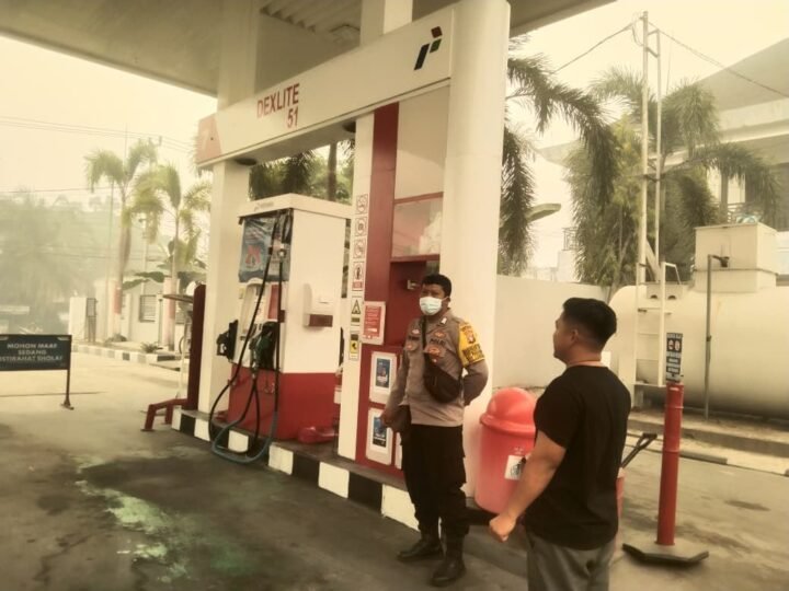 Pantau Antrean BBM, Personel Polresta Palangka Raya Pastikan Aktivitas SPBU Berjalan Tertib