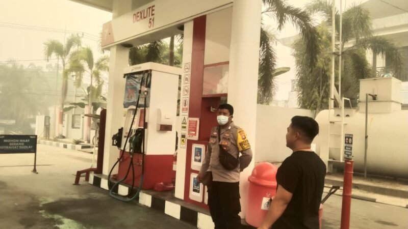 Pantau Antrean BBM, Personel Polresta Palangka Raya Pastikan Aktivitas SPBU Berjalan Tertib