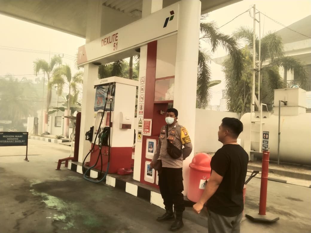 Pantau Antrean BBM, Personel Polresta Palangka Raya Pastikan Aktivitas SPBU Berjalan Tertib
