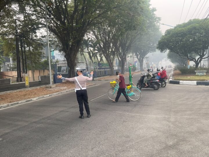 Patroli ke SPBU Jalan S. Parman, Satsamapta Polresta Palangka Raya Beri Pesan Kamtibmas bagi Pengantre BBM