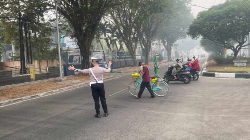 Patroli ke SPBU Jalan S. Parman, Satsamapta Polresta Palangka Raya Beri Pesan Kamtibmas bagi Pengantre BBM