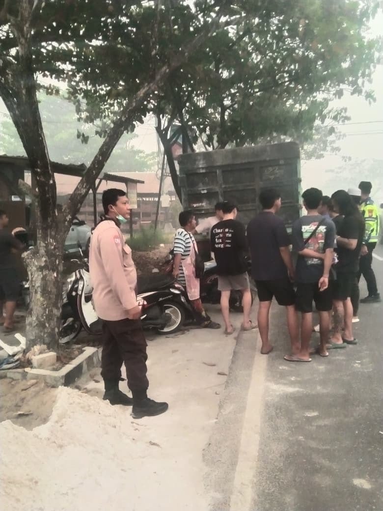 Terima Laporam Lakalantas, Bhabinkamtibmas Langkai Amankan Kendaraan di Lokasi