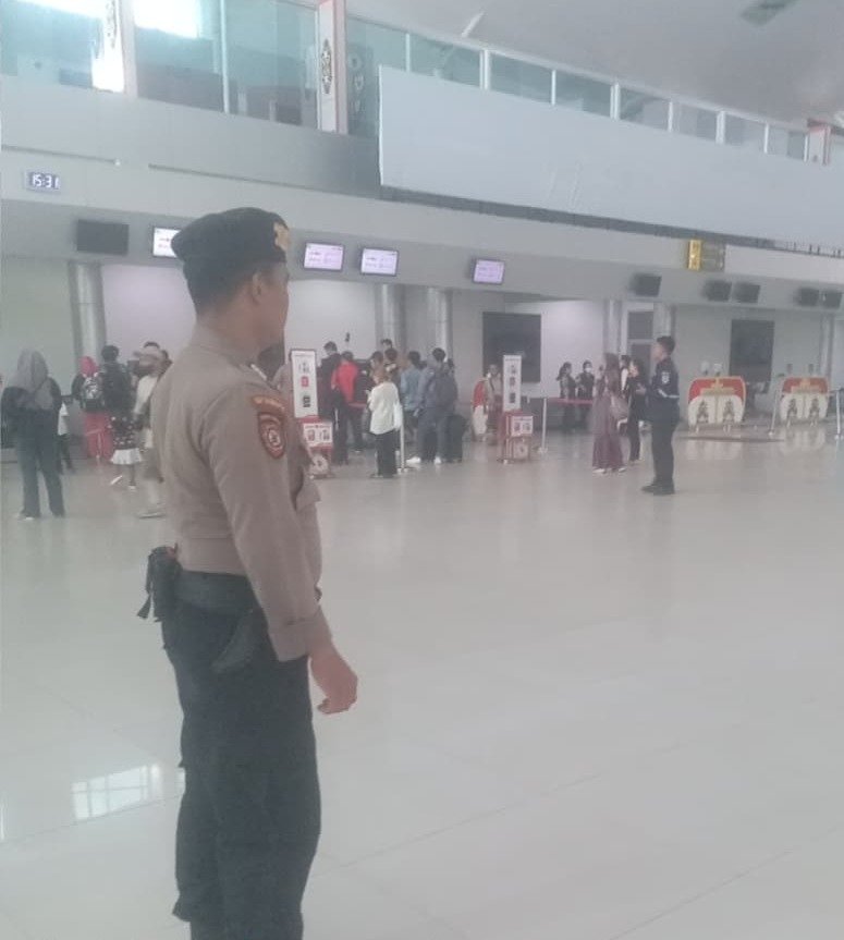 Tugaskan Personel, Satpamobvit Polresta Palangka Raya Jaga Ketertiban di Bandara Tjilik Riwut