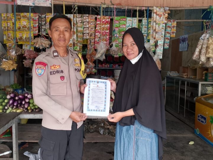 Cegah Karhutla, Bhabinkamtibmas Polsek Pahandut Polresta Palangka Raya Sampaikan Maklumat Kapolda