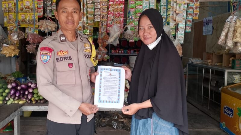 Cegah Karhutla, Bhabinkamtibmas Polsek Pahandut Polresta Palangka Raya Sampaikan Maklumat Kapolda