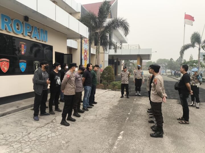 Pastikan Tugas Berkesinambungan, Pamapta I SPKT Polresta Palangka Raya Cek Serah Terima Piket