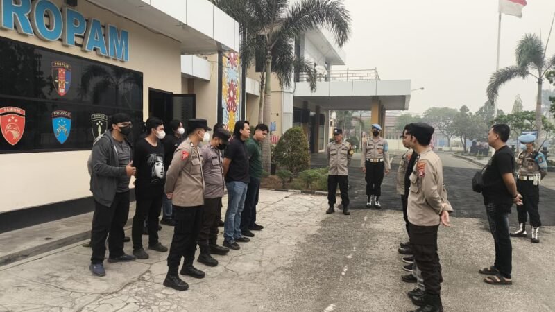 Pastikan Tugas Berkesinambungan, Pamapta I SPKT Polresta Palangka Raya Cek Serah Terima Piket