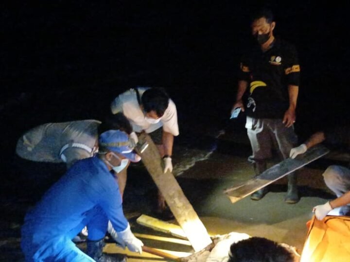 Ditpolairud Polda Kalteng Evakuasi Jenazah Tanpa Identitas Diduga Korban Kapal Virgo Transport 8 di Pantai Lunci Sukamara