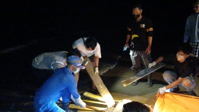 Ditpolairud Polda Kalteng Evakuasi Jenazah Tanpa Identitas Diduga Korban Kapal Virgo Transport 8 di Pantai Lunci Sukamara