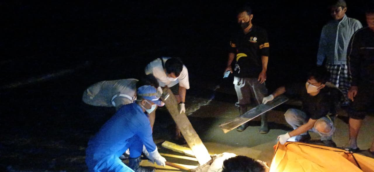 Ditpolairud Polda Kalteng Evakuasi Jenazah Tanpa Identitas Diduga Korban Kapal Virgo Transport 8 di Pantai Lunci Sukamara