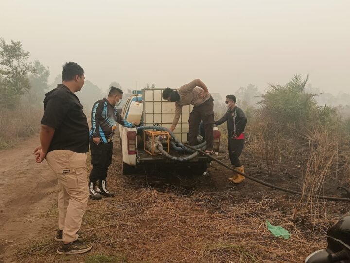 Fokus Pendinginan Bara Api, Polda Kalteng Kerahkan Puluhan Kendaraan Pemadam Gempur Api di Lahan Gambut Buluh Merindu