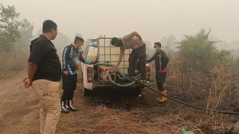 Fokus Pendinginan Bara Api, Polda Kalteng Kerahkan Puluhan Kendaraan Pemadam Gempur Api di Lahan Gambut Buluh Merindu