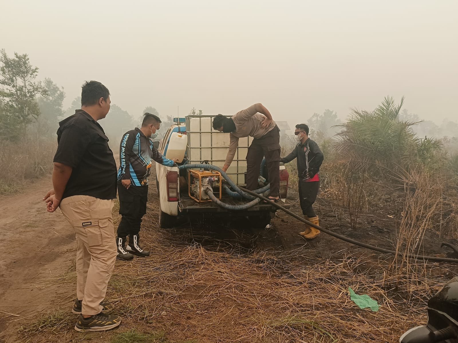 Fokus Pendinginan Bara Api, Polda Kalteng Kerahkan Puluhan Kendaraan Pemadam Gempur Api di Lahan Gambut Buluh Merindu