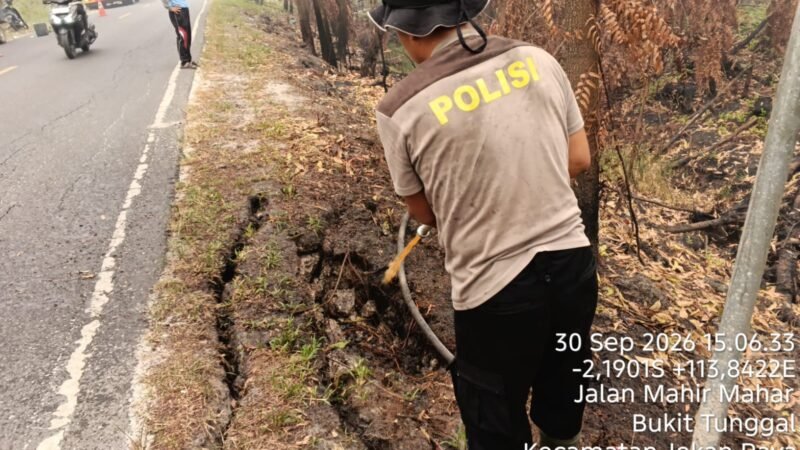 Cegah Semakin Luas, Satgas Polresta Palangka Raya Sigap Padamkan Karhutla di Mahir Mahar Km. 8