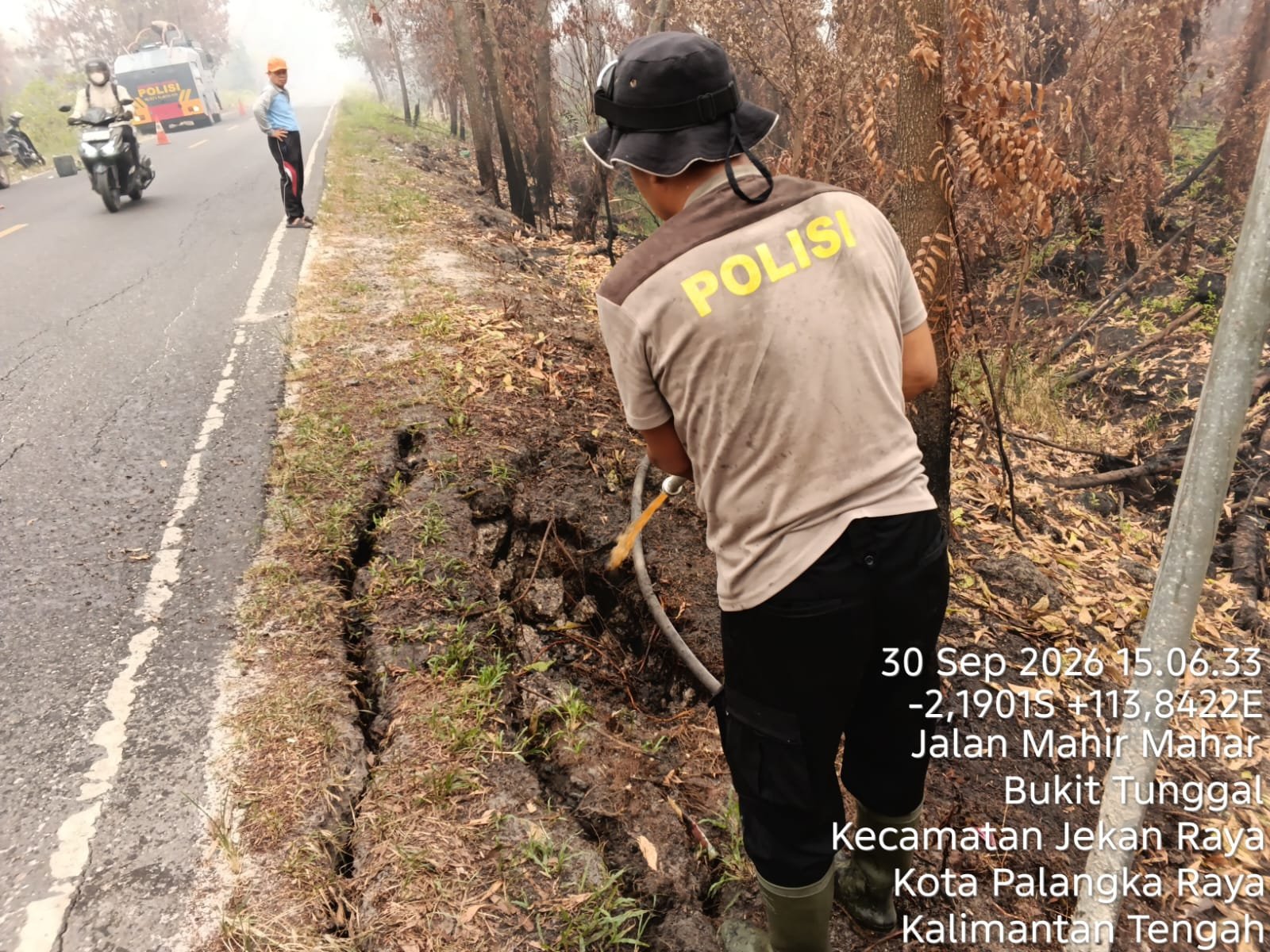 Cegah Semakin Luas, Satgas Polresta Palangka Raya Sigap Padamkan Karhutla di Mahir Mahar Km. 8