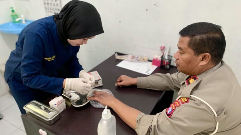Jelang Akhir Pekan, Sidokkes Polresta Palangka Raya Berikan Pelayanan Kesehatan di Klinik