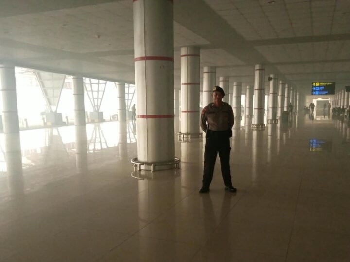 Dengan Sigap, Personel Satpamobvit Jaga Arus Penumpang di Sekitar Bandara Tjilik Riwut