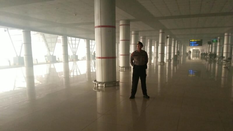 Dengan Sigap, Personel Satpamobvit Jaga Arus Penumpang di Sekitar Bandara Tjilik Riwut
