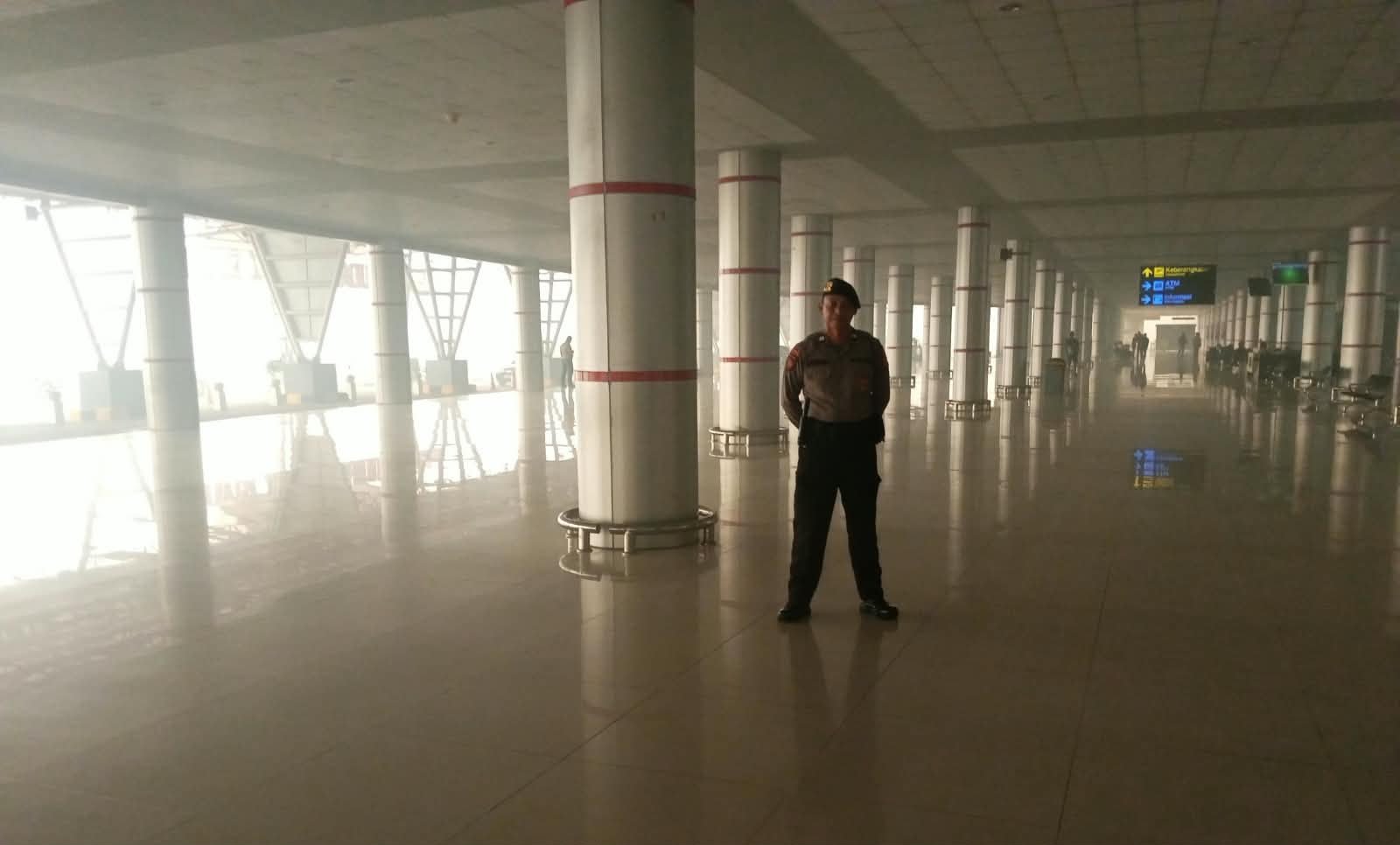 Dengan Sigap, Personel Satpamobvit Jaga Arus Penumpang di Sekitar Bandara Tjilik Riwut