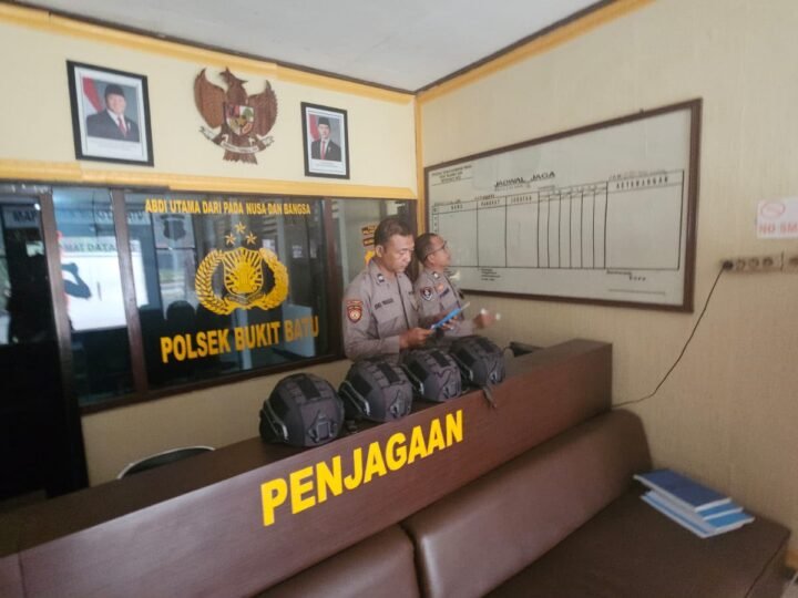 Pastikan Kesiapan Tugasnya, Anggota Piket Polsek Bukit Batu Periksa Barang Inventaris